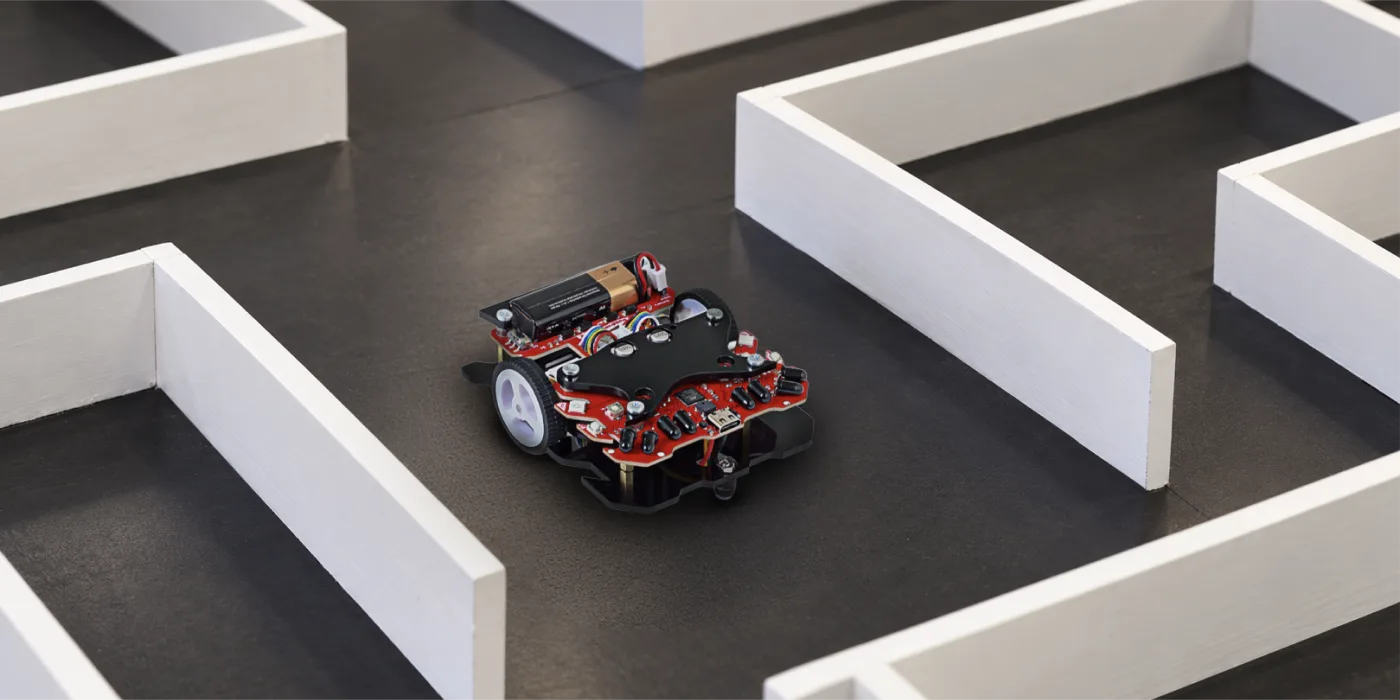 RoadRunner V2 labirent robotu beyaz duvarlı bir labirent pistinde